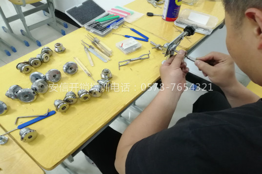 嘉兴正规开锁公司分享门锁锁芯生锈的解决方法